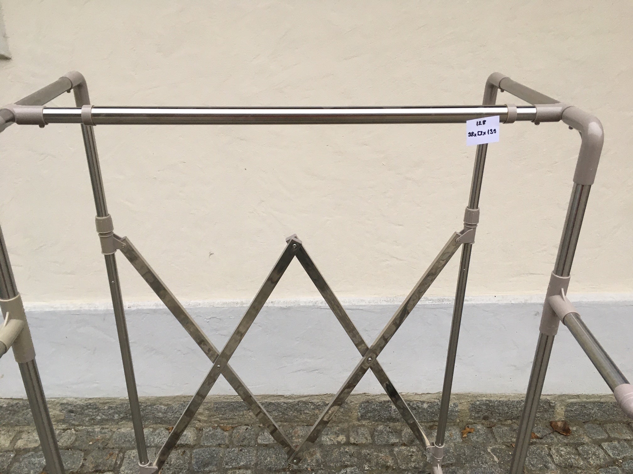 1881. Garderobe mit Rolle